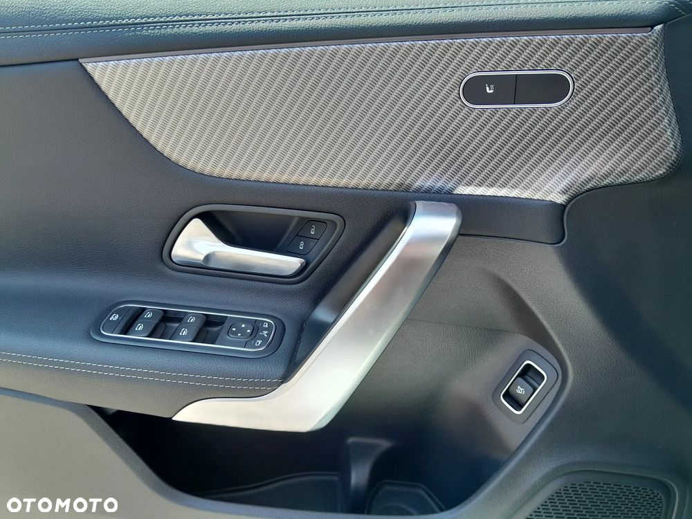 Mercedes-Benz CLA 180 Progressive 7G-DCT - 16