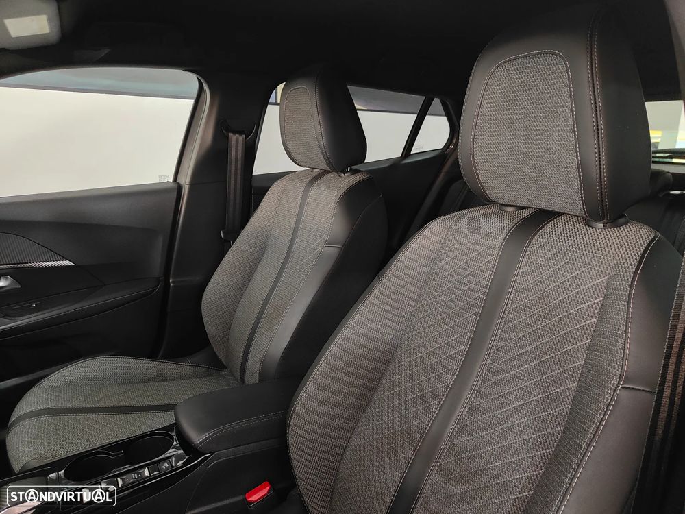 Peugeot 2008 1.2 PureTech Allure EAT8 - 39