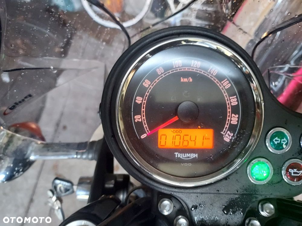 Triumph Bonneville - 4