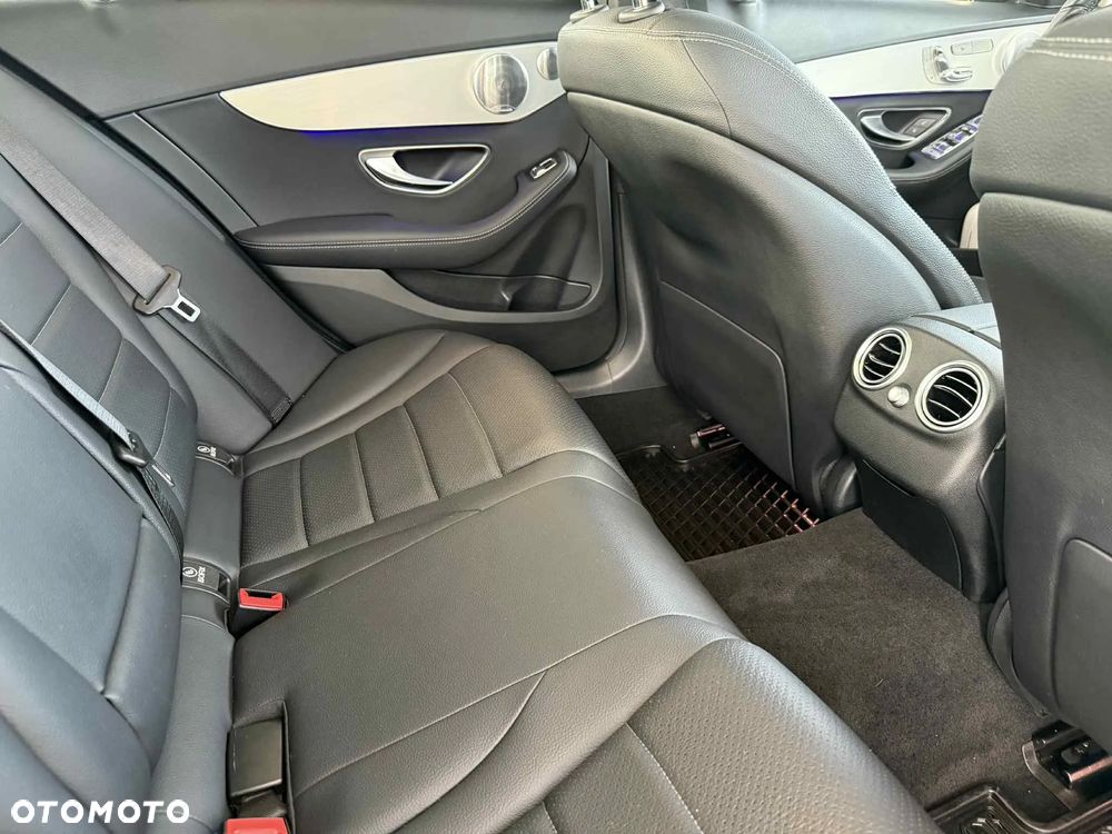 Mercedes-Benz Klasa C 300 4Matic 9G-TRONIC Avantgarde - 32
