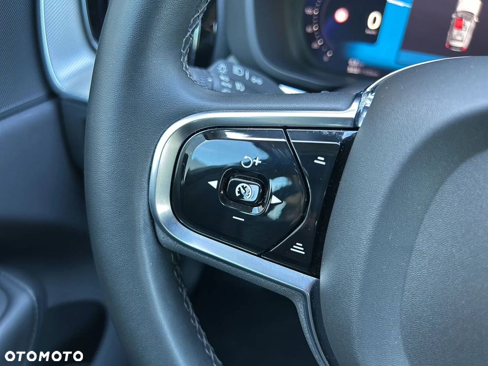 Volvo XC 60 B4 B Plus Dark - 21