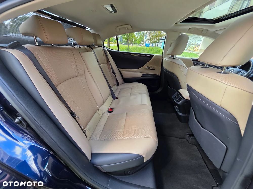 Lexus ES 300h Prestige - 32