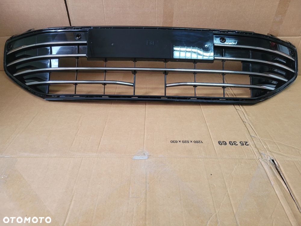 KRATKA ZDERZAKA ŚRODKOWA VW PASSAT B9 3J0853677B 3J0853677D - 2