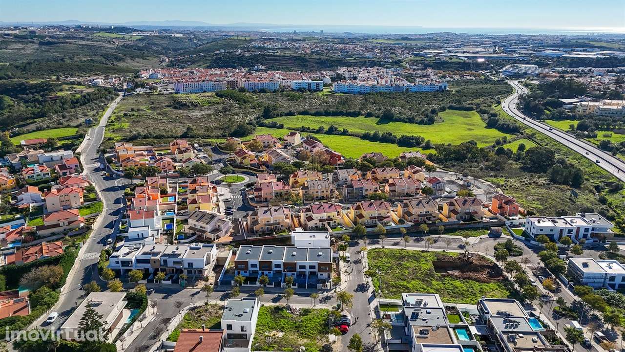 Vende-se Moradia T4 com jardim em Albarraque - Grande imagem: 2/31