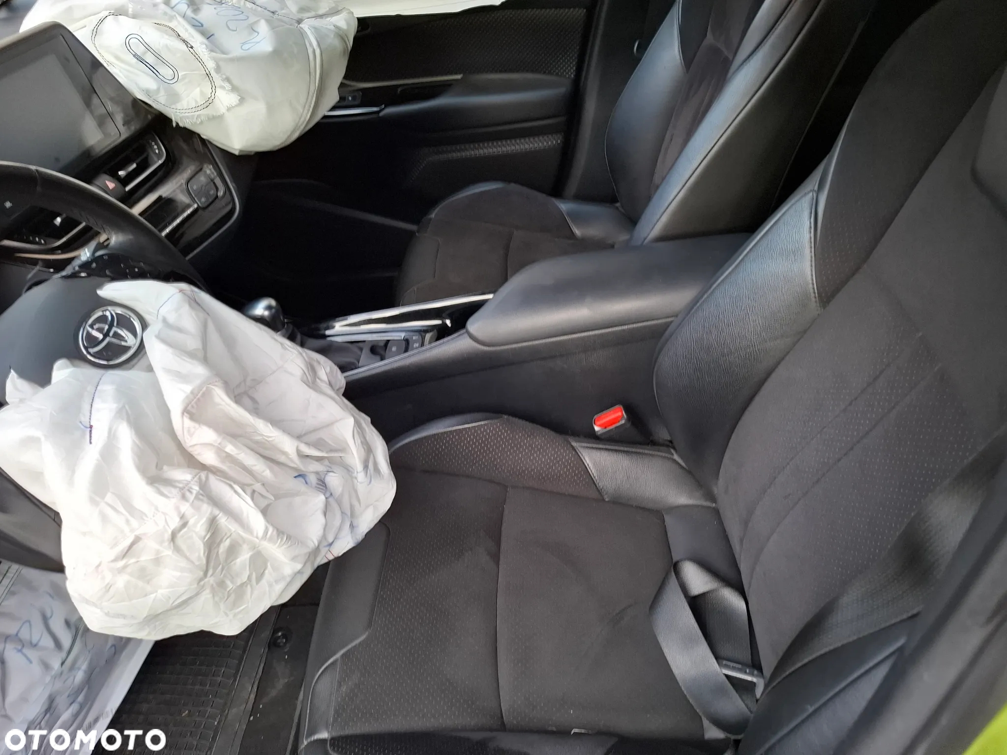 Toyota C-HR 1.8 Hybrid Neon Lime powered by JBL - 14