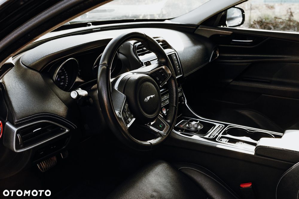 Jaguar XE 20d R-Sport - 19