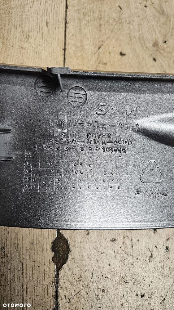 Oryginalna listwa boczna lewa SYM GTS 125 / 300 Joymax  83620-HTA-000-IF - 8