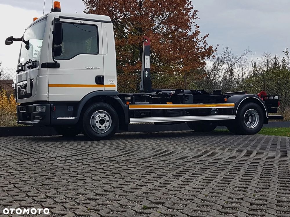 MAN TGL 12.220 HAKOWIEC 4x2 KLIMA HAKOWIEC DO KONTENERÓW - 40