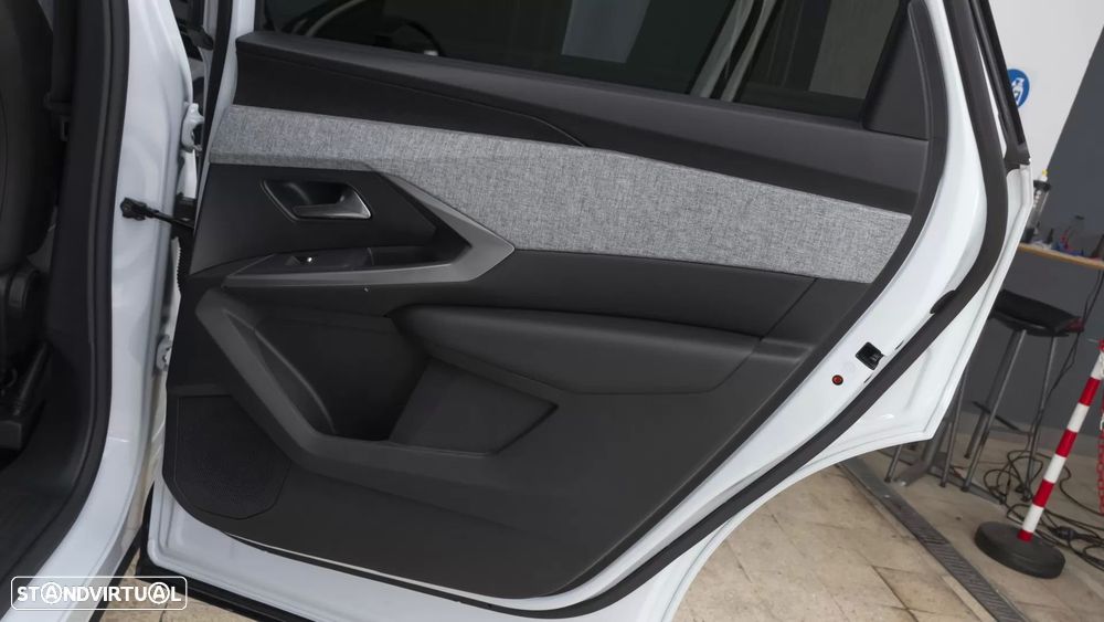 Peugeot 5008 1.2 Hybrid Allure e-DCS6 — fotografia 13