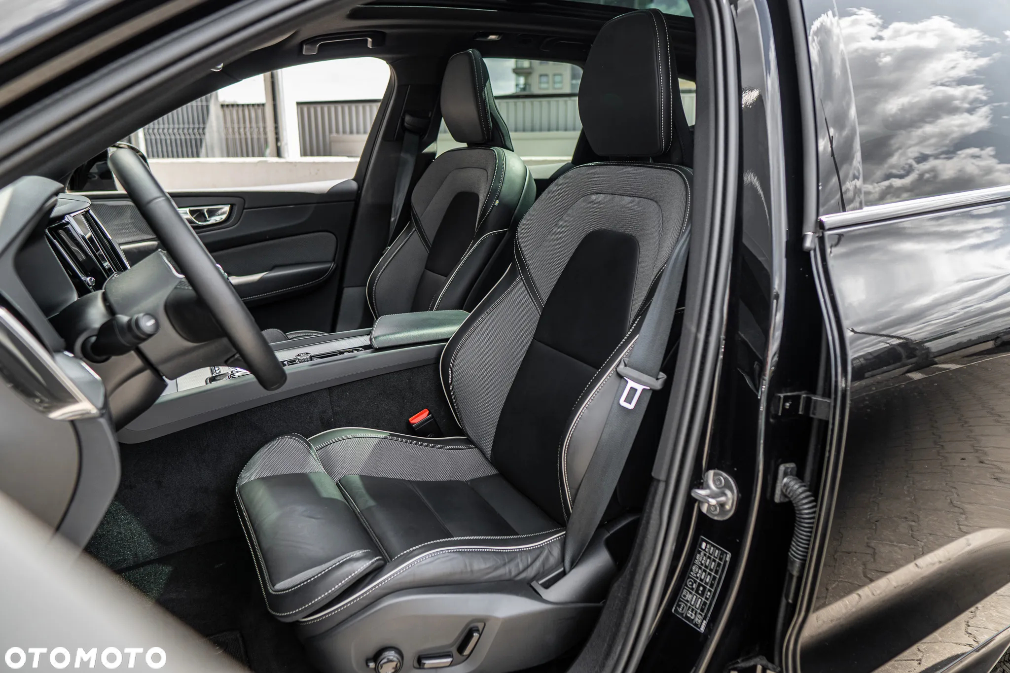 Volvo XC 60 B4 D AWD Plus Dark - 12