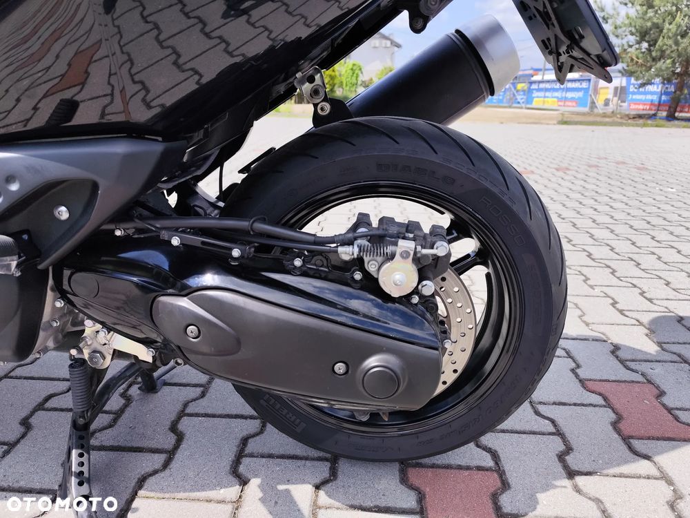 Yamaha Tmax - 16