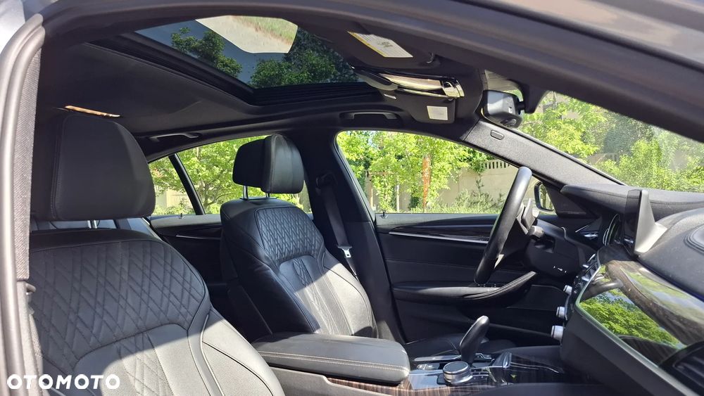 BMW Seria 5 M550i xDrive - 28