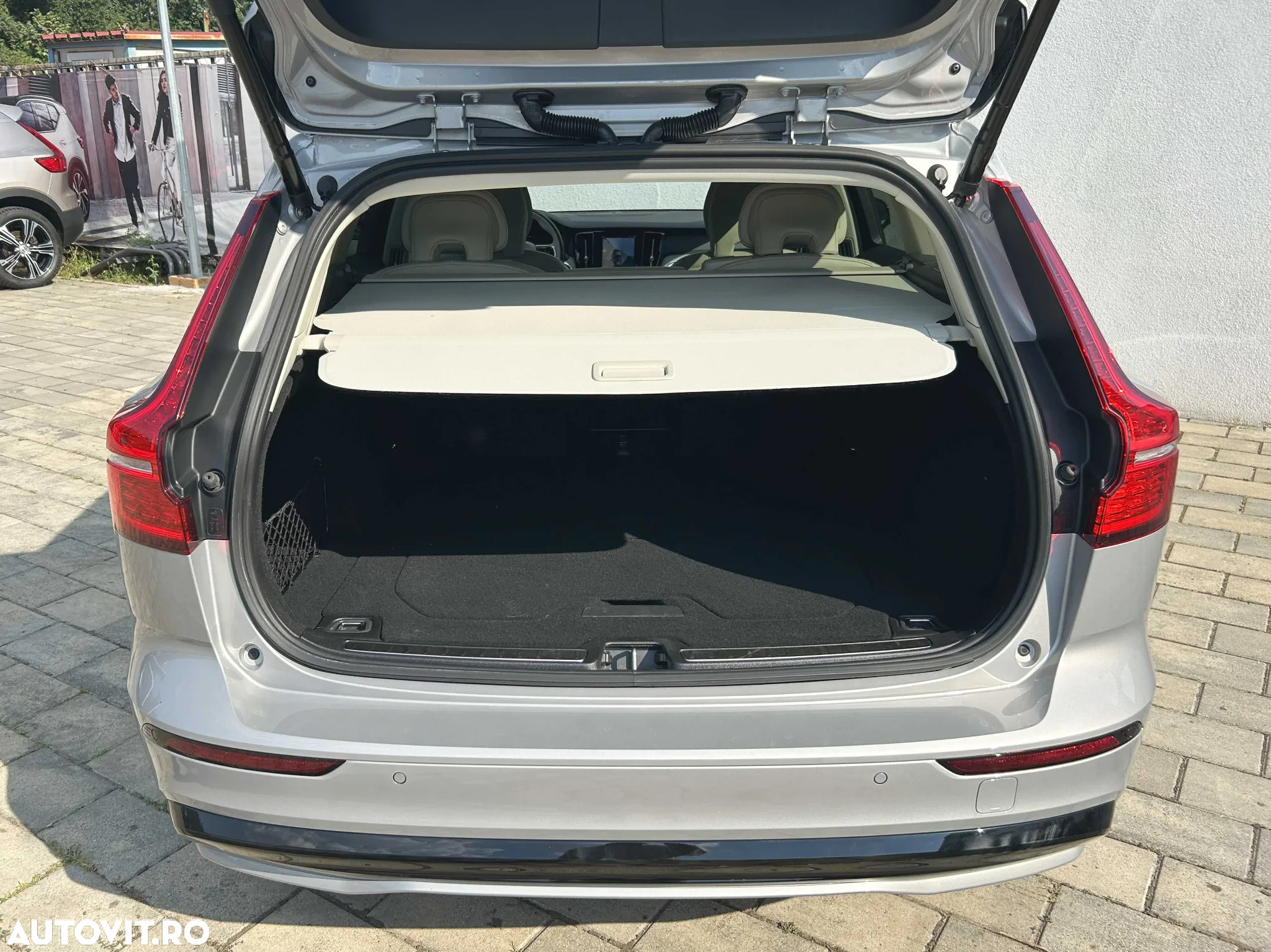 Volvo V60 B4 MHEV AT Plus Dark - 9
