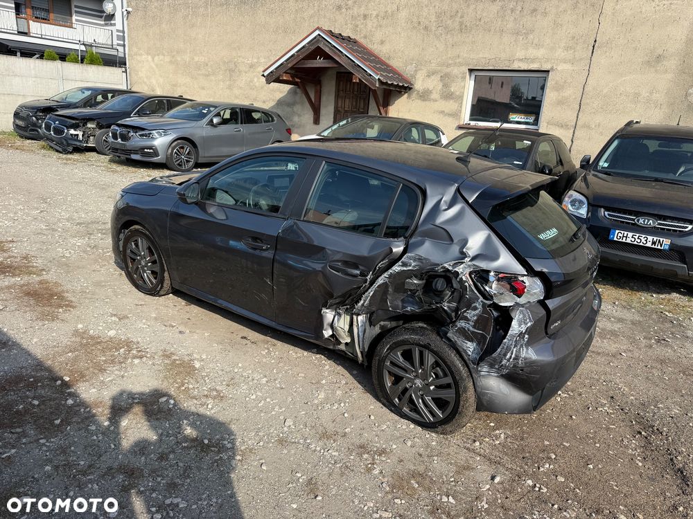 Peugeot 208 - 8