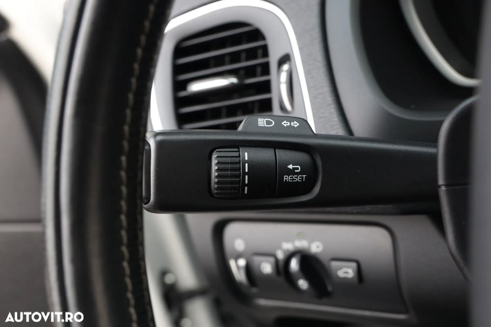 Volvo V40 D3 Geartronic RDesign - 25