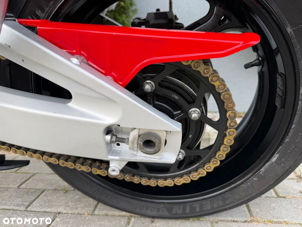 Suzuki GSR - 35