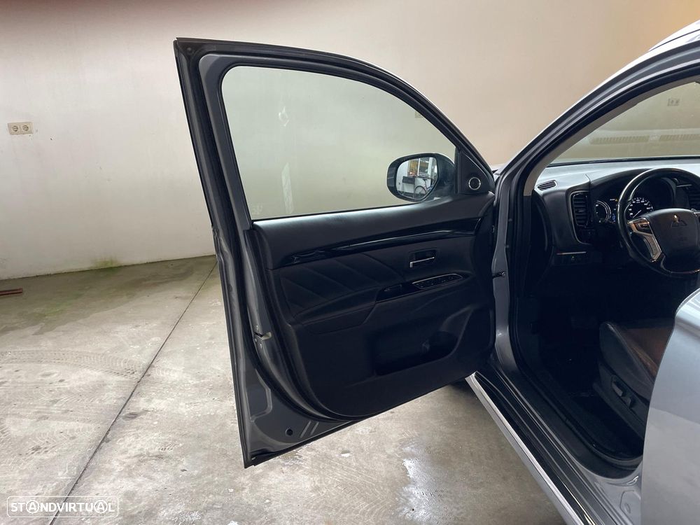 Mitsubishi Outlander 2.0 MIVEC Instyle Navi+ - 23