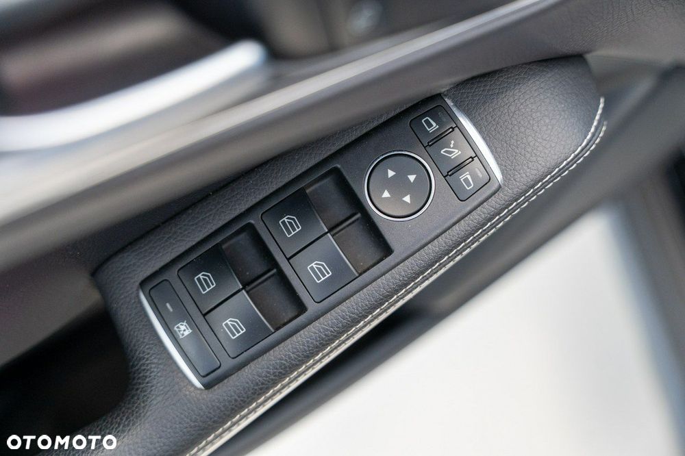 Mercedes-Benz GLA 200 7G-DCT - 22