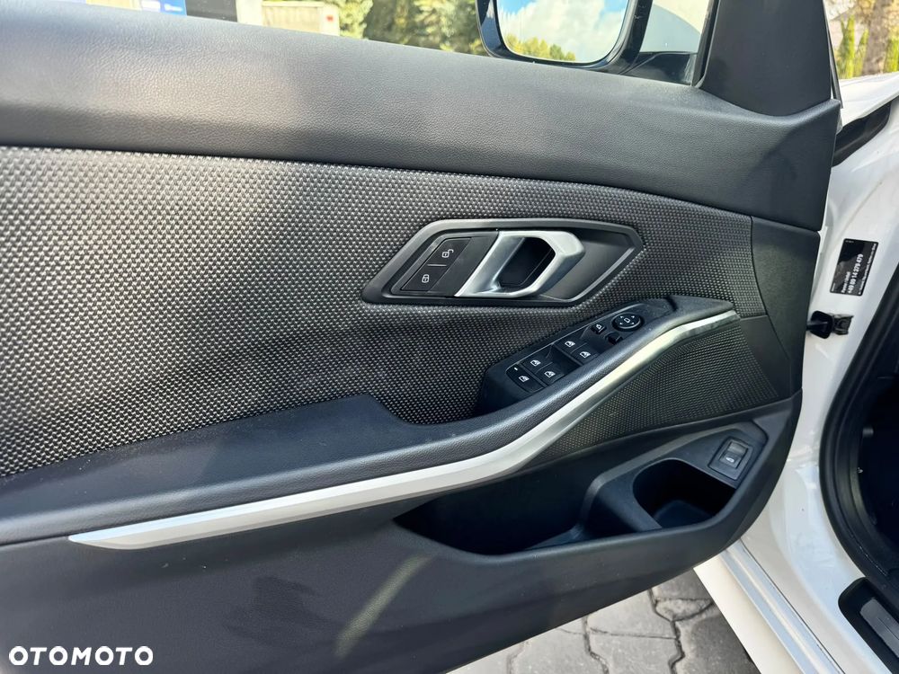 BMW Seria 3 318i - 11