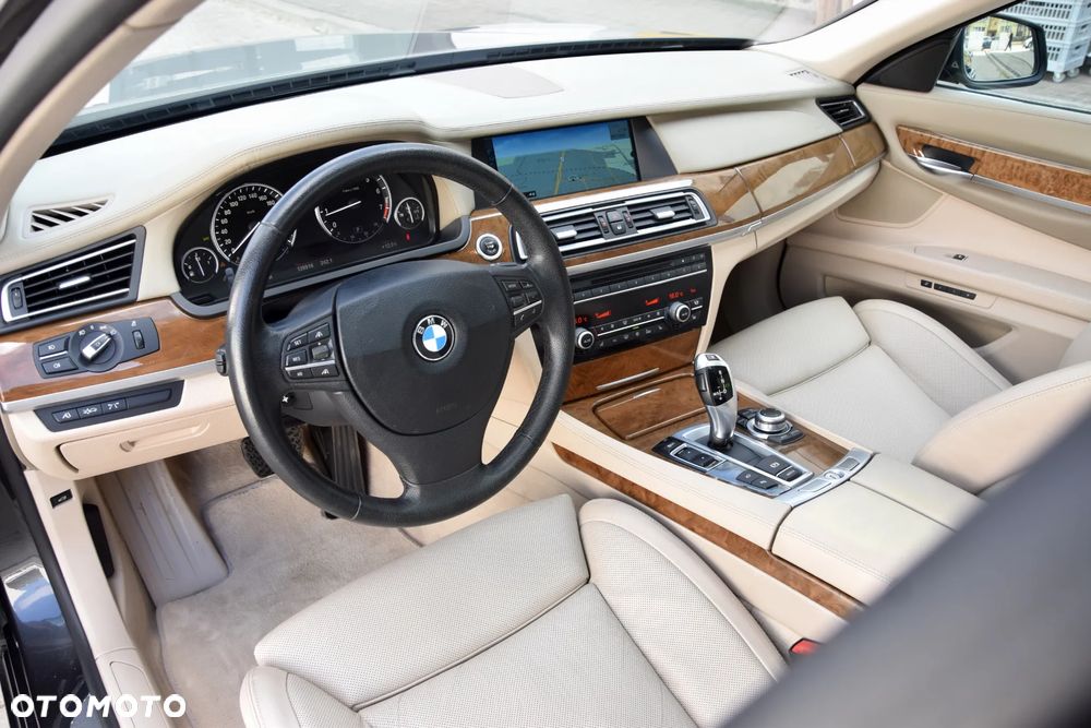 BMW Seria 7 750i - 24