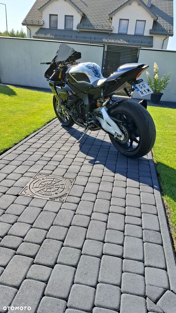 Yamaha R1 - 4