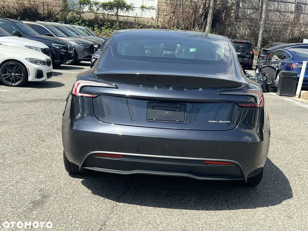 Tesla Model 3 - 4