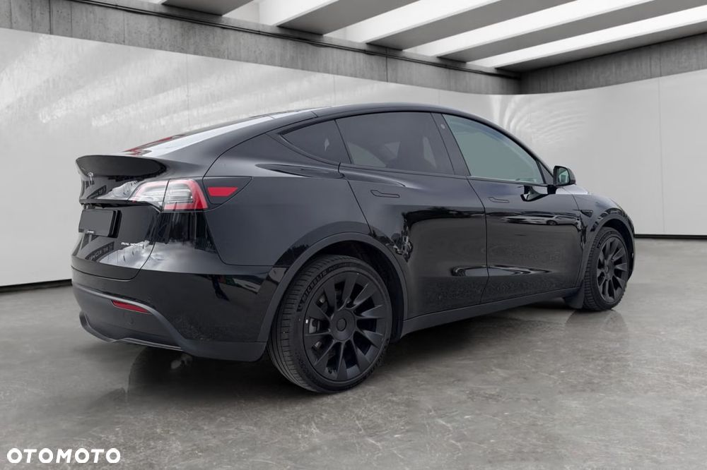 Tesla Model Y - 16