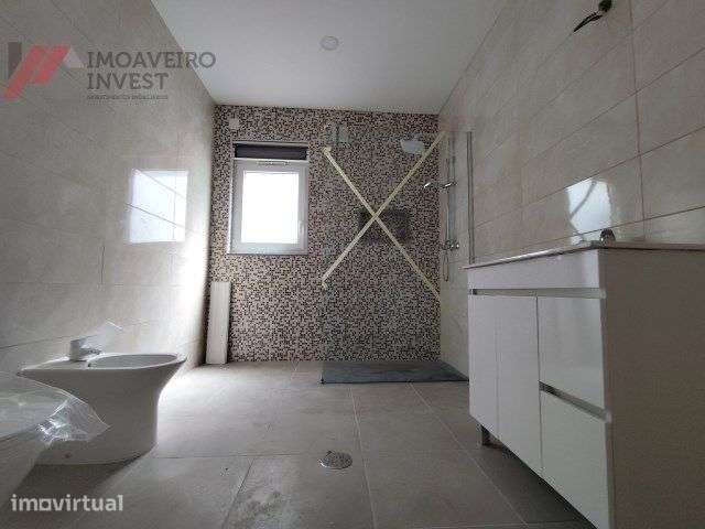 Geminada T3 nova com garagem, jardim e mar - Grande imagem: 3/21