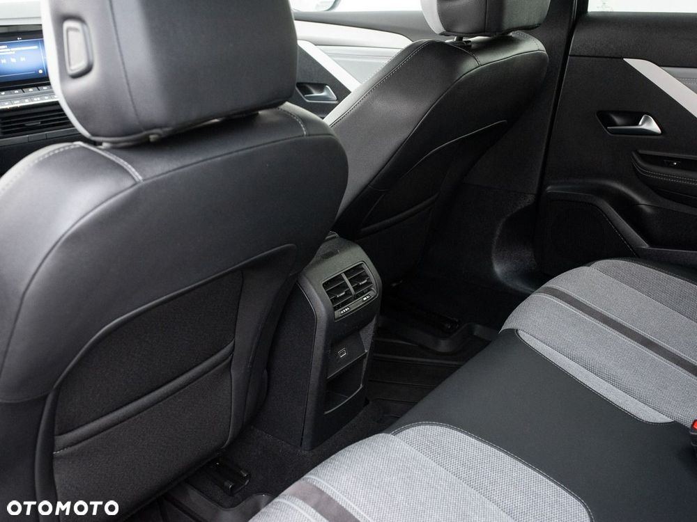 Opel Astra 1.2 T Elegance S&S - 24