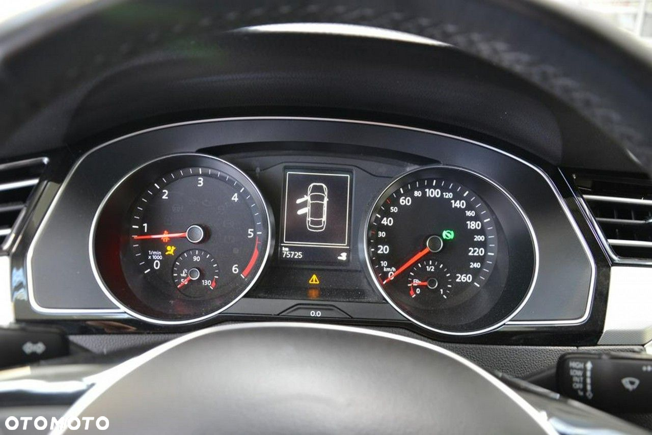 Volkswagen Passat - 12