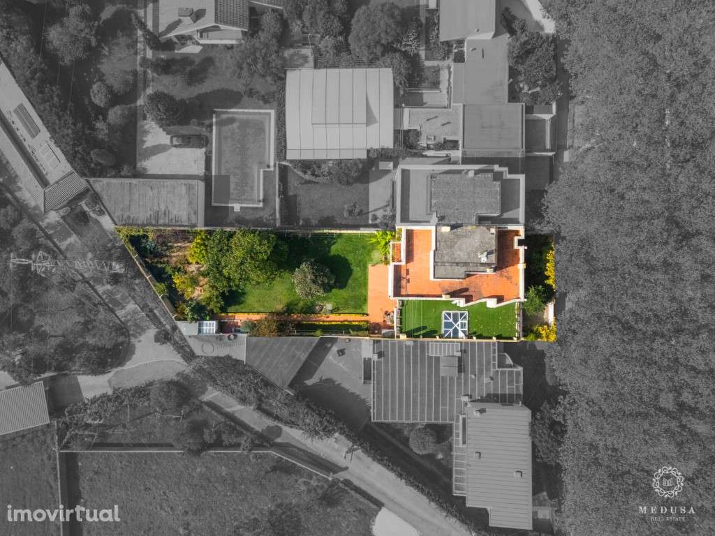 Moradia T5 em Miramar com Espaço, Luz Natural e Potencial para Piscina - Grande imagem: 2/25