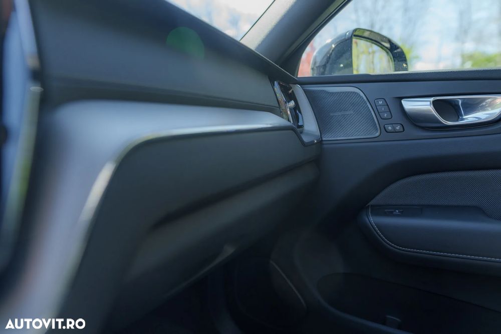 Volvo XC 60 B5 MHEV AT AWD Ultimate Dark - 25