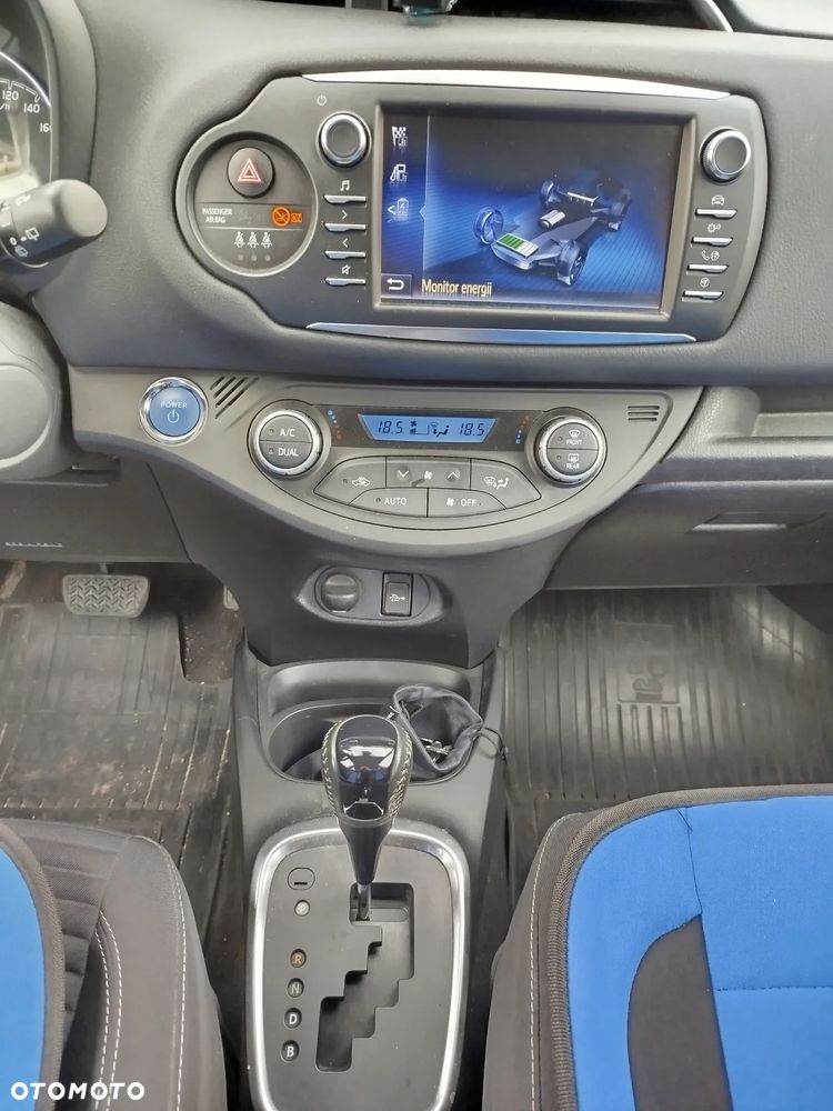 Toyota Yaris Hybrid 100 Premium - 9