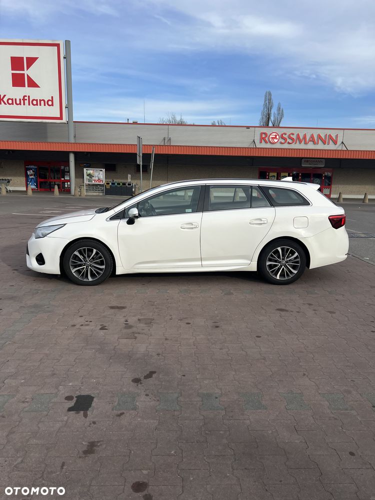 Toyota Avensis 2017 photo 2