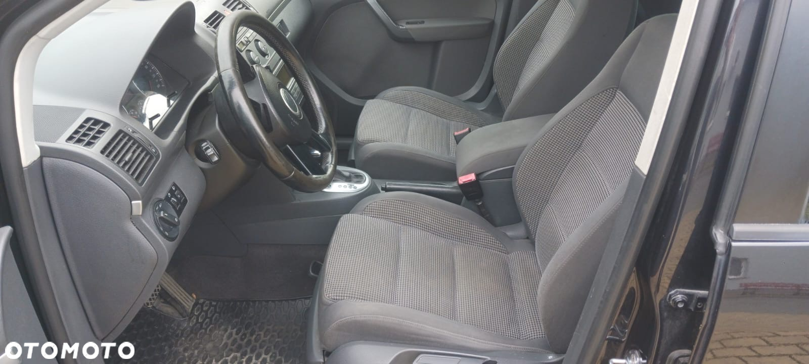 Volkswagen Touran 2.0 TDI DPF BlueMotion Technology DSG Comfortline - 4