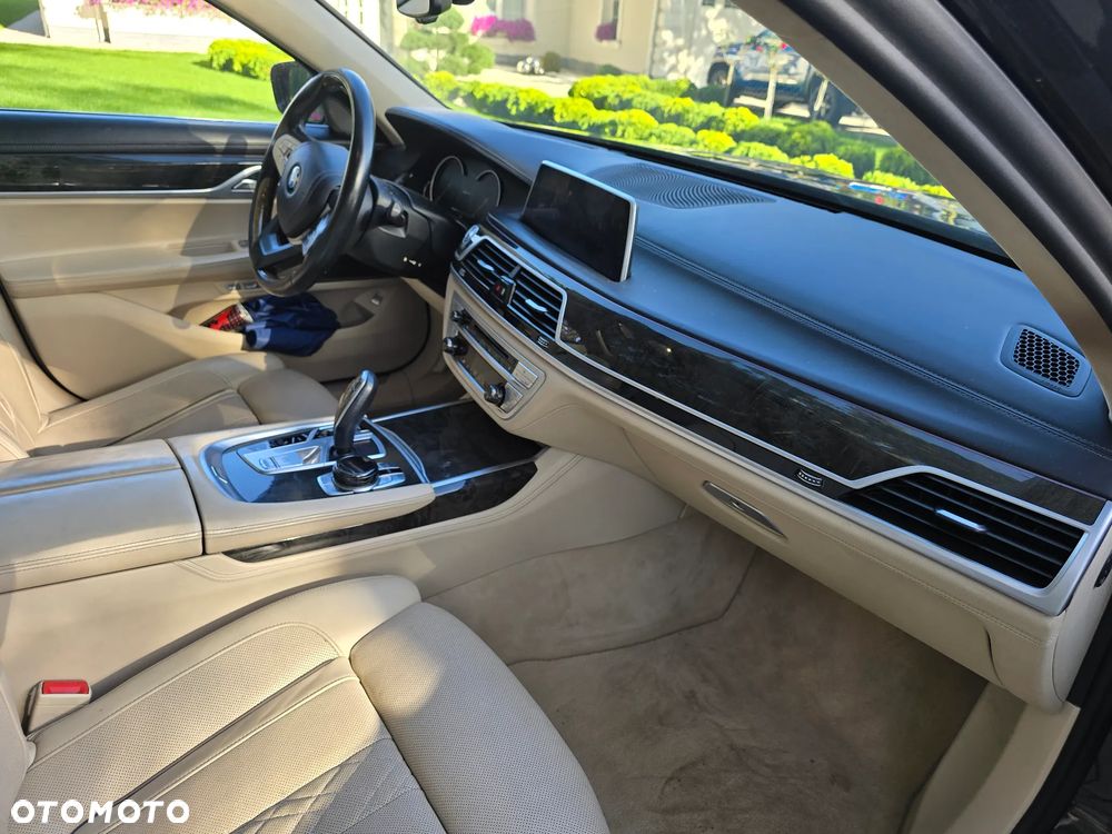 BMW Seria 7 740Le iPerformance - 12