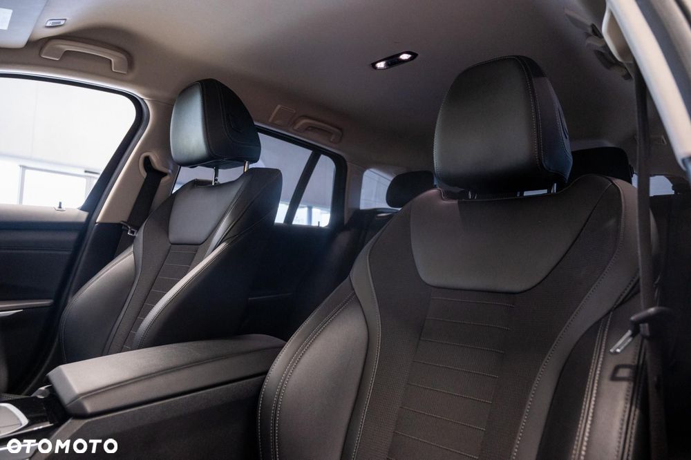 BMW Seria 3 320i Sport Line - 31