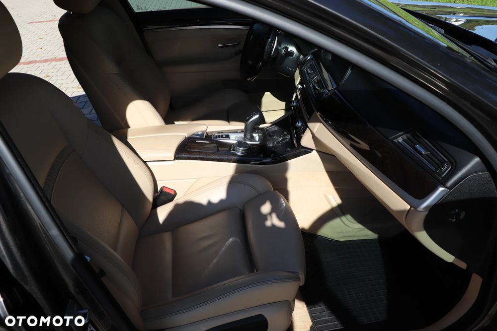 BMW Seria 5 525d Luxury Line - 6