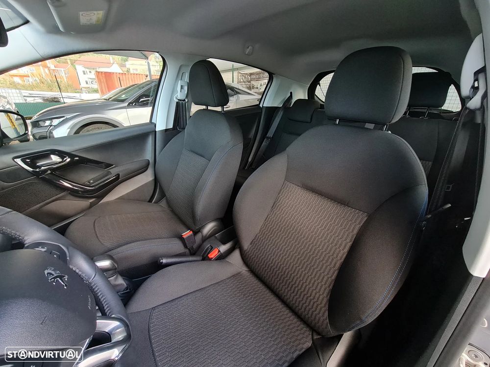 Peugeot 208 1.2 PureTech Signature - 21