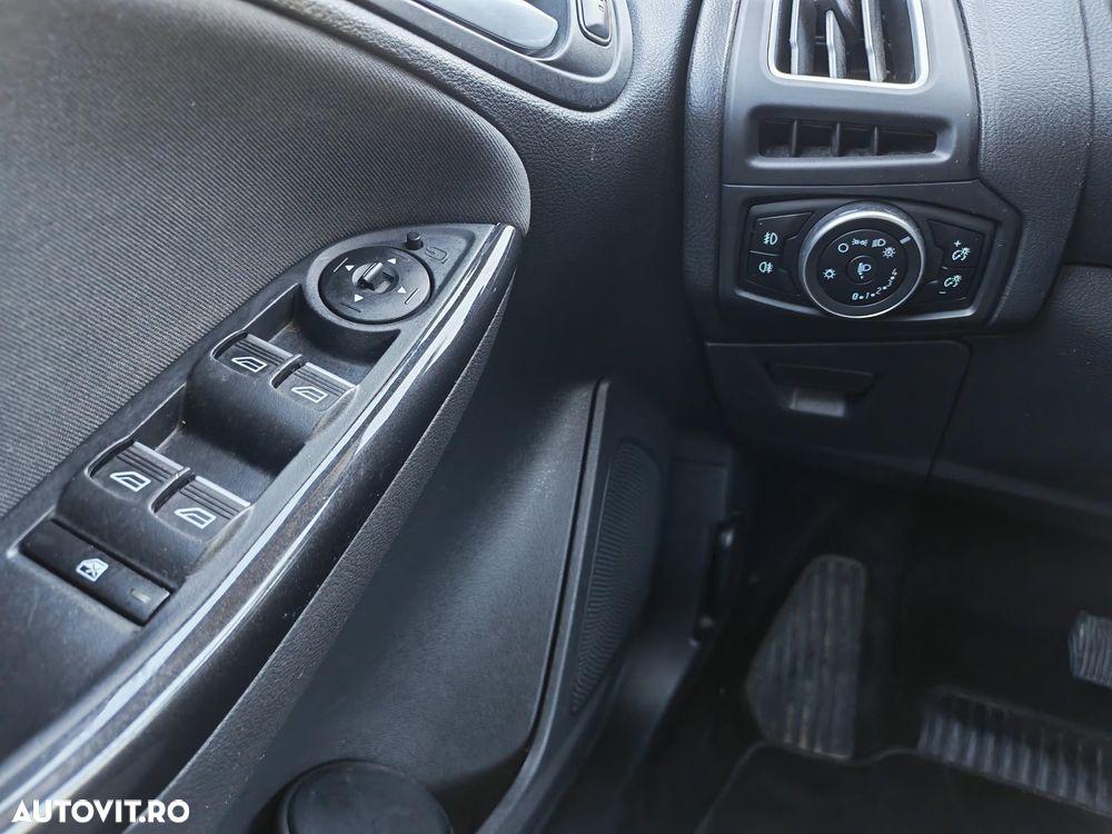 Ford Focus 1.5 TDCi Powershift Titanium - 11