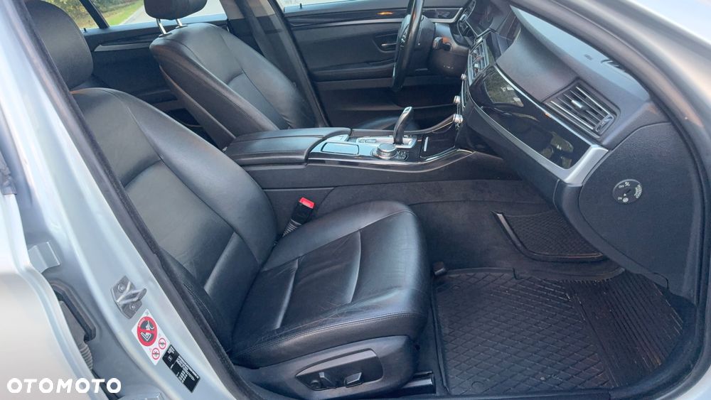 BMW Seria 5 525d Luxury Line - 12