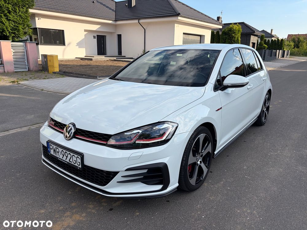 Volkswagen Golf - 1