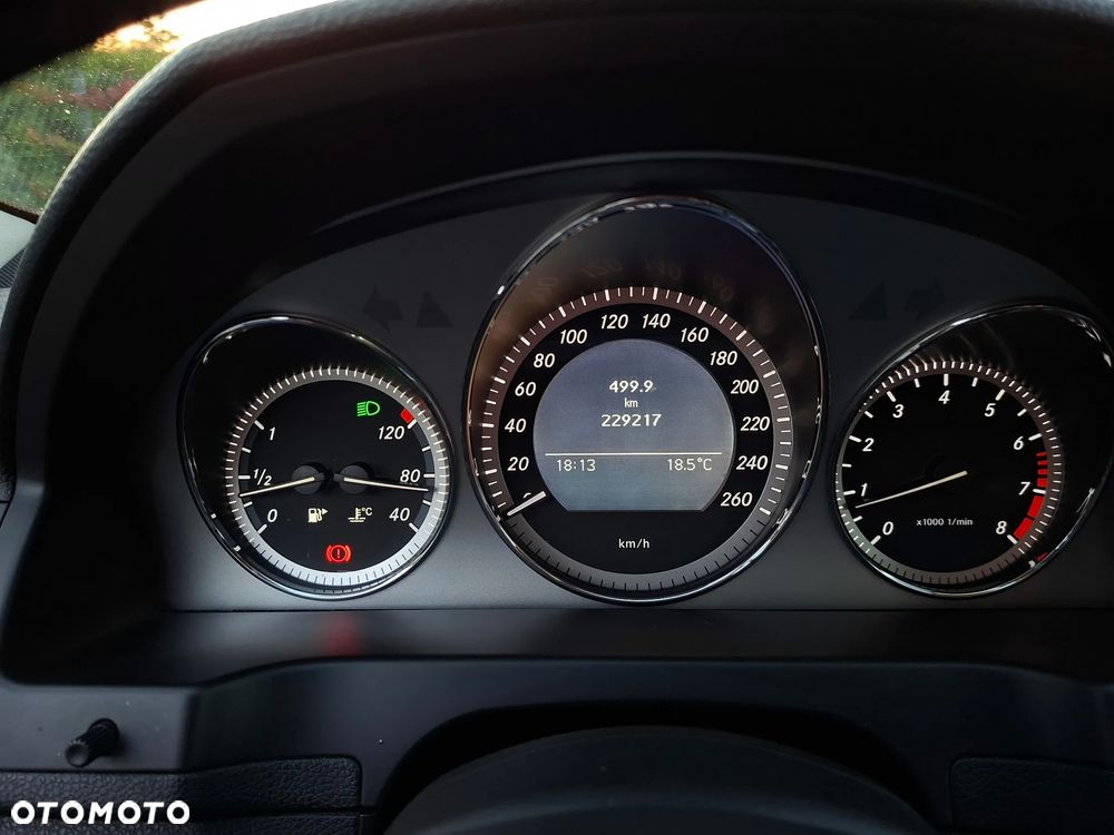 Mercedes-Benz Klasa C 180 CGI BlueEFFICIENCY Avantgarde - 23
