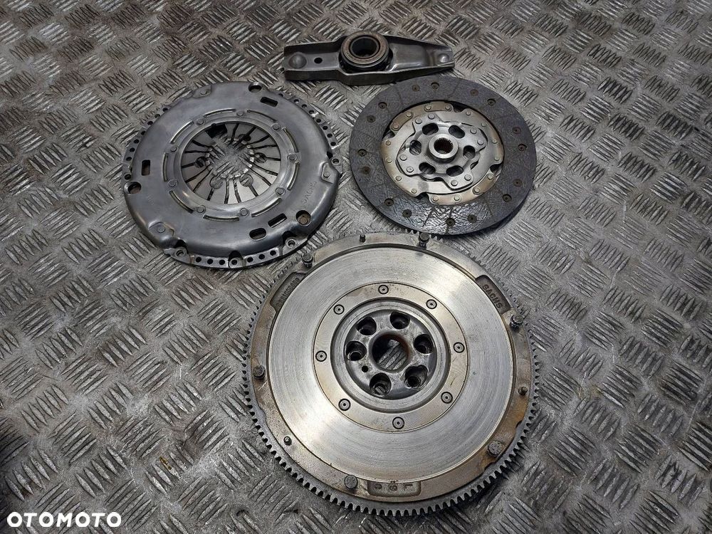 KOŁO DWUMASOWE + TARCZA + DOCISK + ŁOŻYSKO OPOROWE VOLKSWAGEN GOLF IV 1.8 T - 1