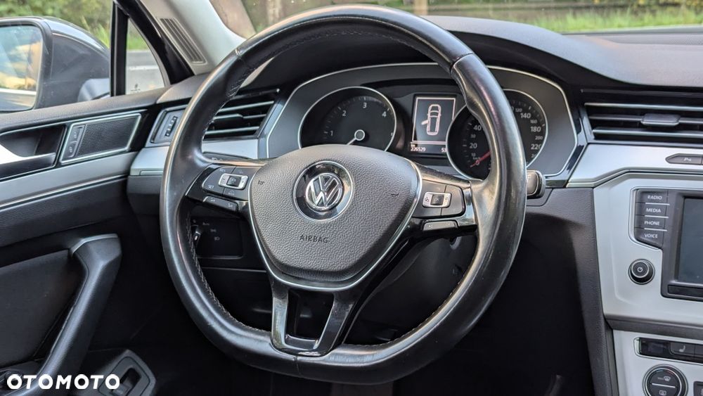 Volkswagen Passat - 12