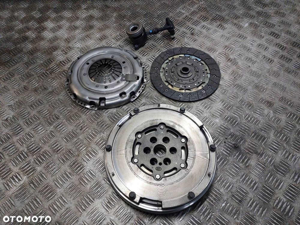 KOŁO DWUMASOWE + TARCZA DOCISK ŁOŻYSKO OPOROWE VOLVO V40 II 1.6 D 415053710 - 1