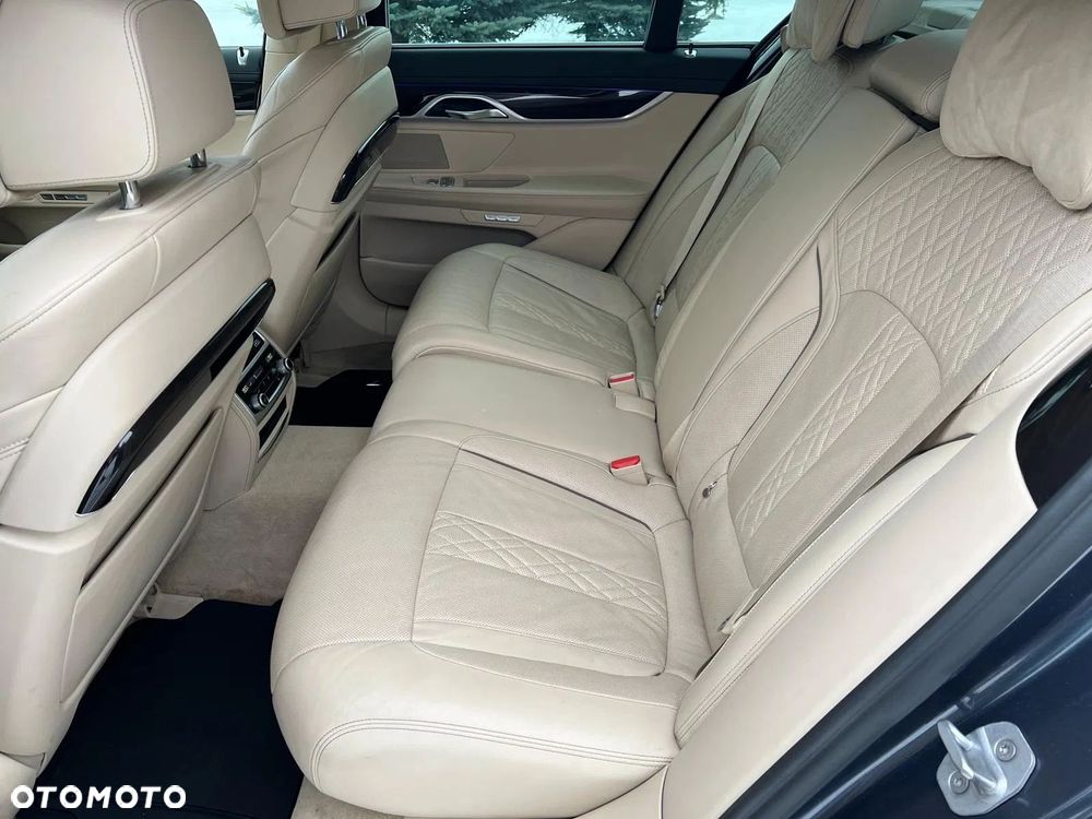 BMW Seria 7 750i xDrive - 35