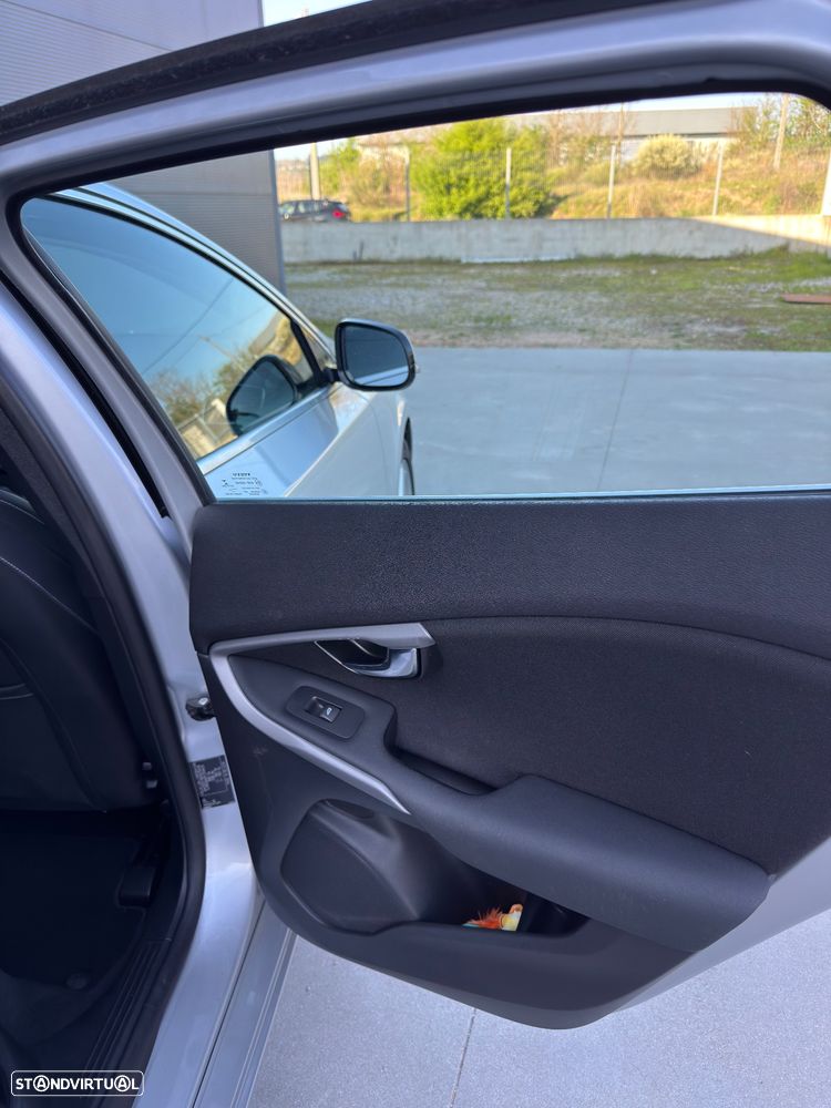 Volvo V40 D2 Kinetic - 17