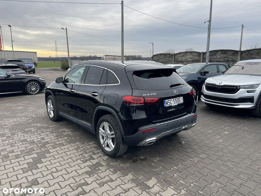 Mercedes-Benz GLA 250 4Matic 8G-DCT Style - 3