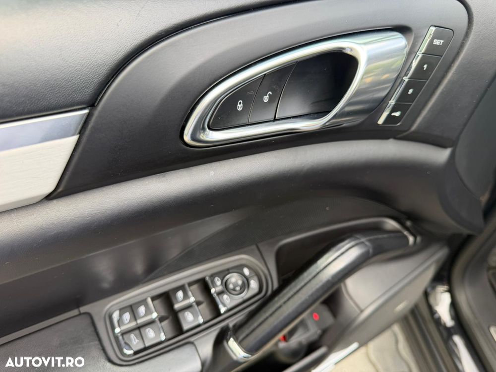 Porsche Cayenne 4.8 L Turbo - 15